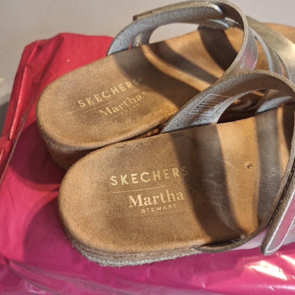 Skechers Silver Sandals with Metallic Straps. Size 7 - Picture 4 of 10